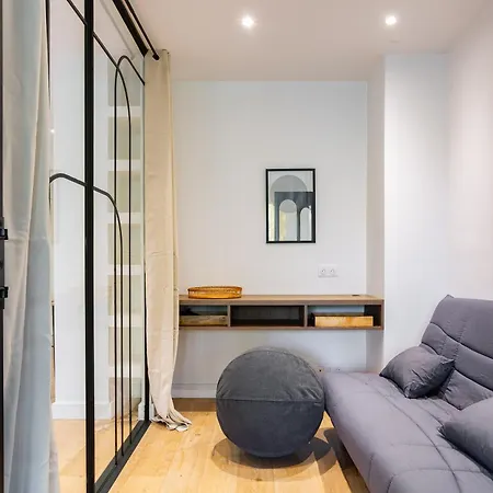 Sunlit Parisian With Balcony And Open Views Appartamento