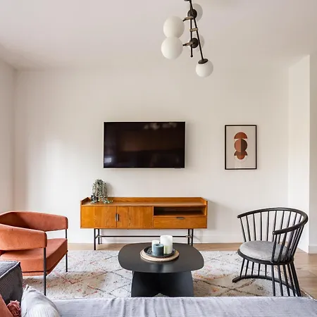 Appartamento Sunlit Parisian With Balcony And Open Views Parigi