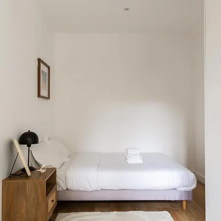 Sunlit Parisian With Balcony And Open Views Appartamento *
