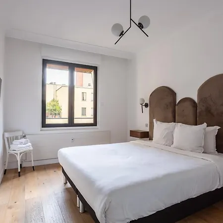 Sunlit Parisian With Balcony And Open Views Appartamento