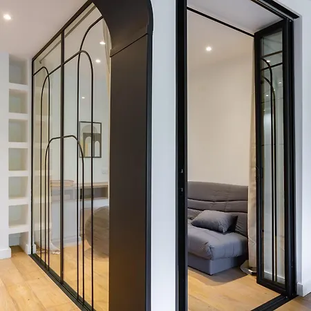 Appartamento Sunlit Parisian With Balcony And Open Views