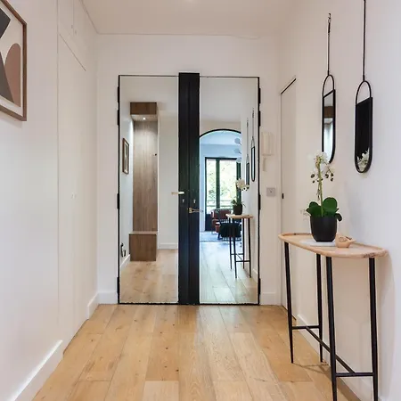 Sunlit Parisian With Balcony And Open Views Appartamento Parigi