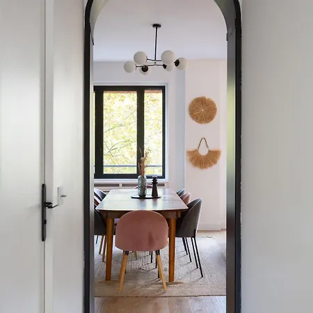 Appartamento Sunlit Parisian With Balcony And Open Views