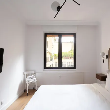 Sunlit Parisian With Balcony And Open Views Appartamento *