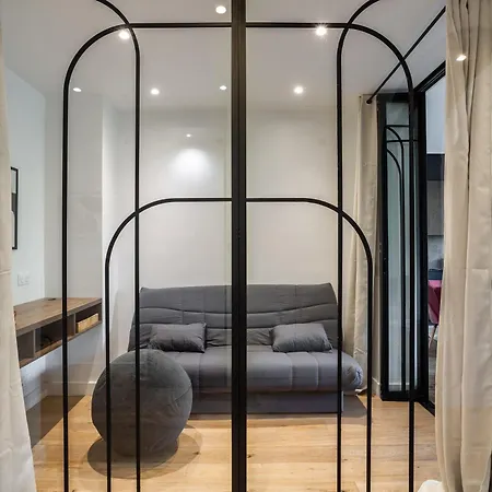 Sunlit Parisian With Balcony And Open Views Appartamento Parigi
