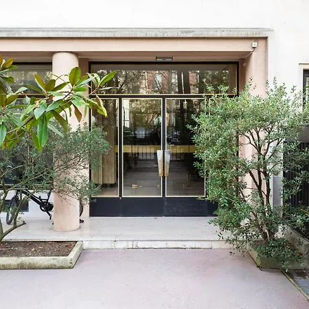 Appartamento Sunlit Parisian With Balcony And Open Views Parigi