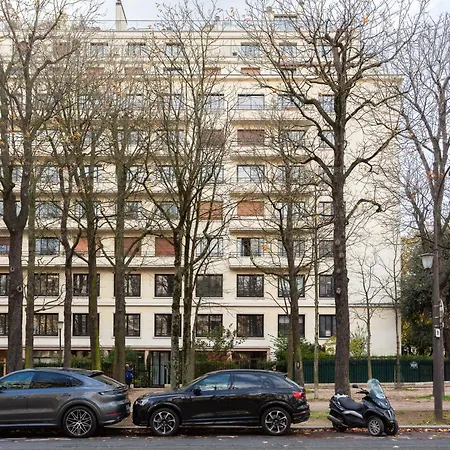 Sunlit Parisian With Balcony And Open Views Appartamento
