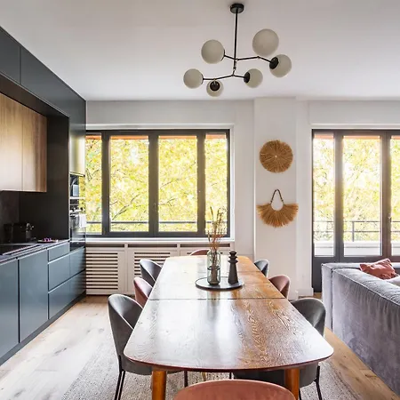 Sunlit Parisian With Balcony And Open Views Parigi