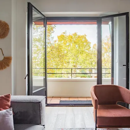 Sunlit Parisian With Balcony And Open Views Appartamento